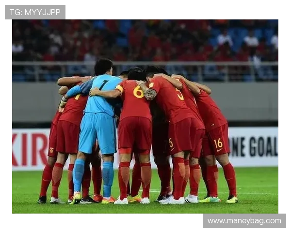 国足备战世预赛迎关键战主帅强调防守反击与年轻球员担当决心十足